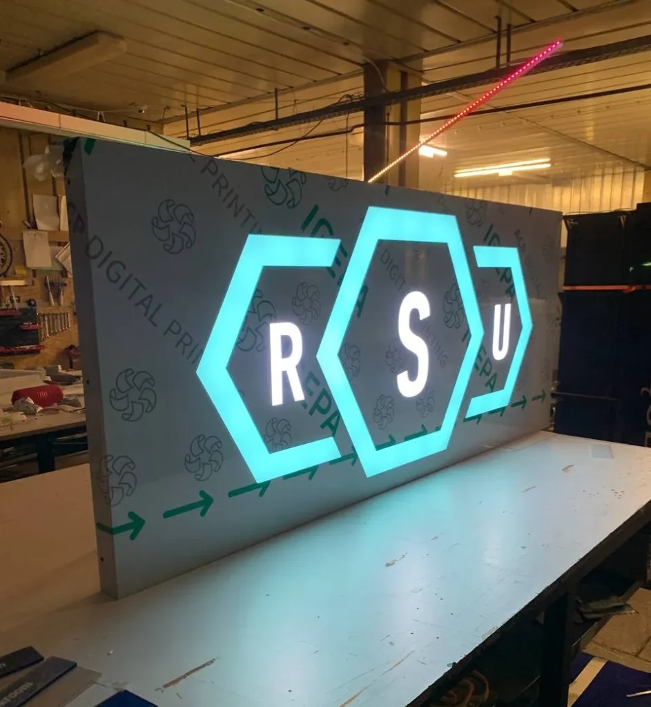 Kaseton z dibondu z podświetleniem LED, produkcja Warszawa