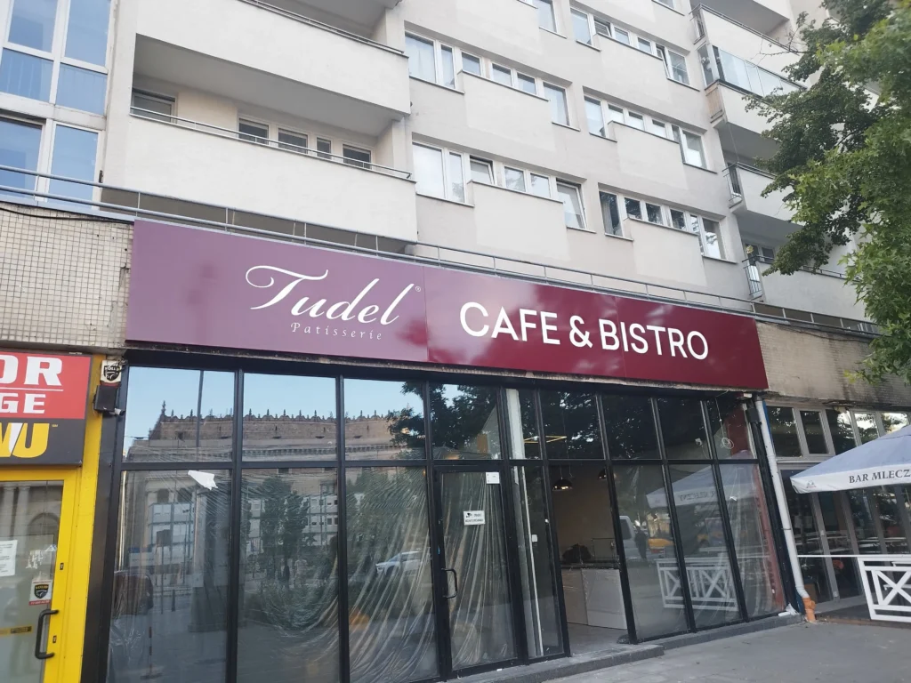 Kaseton z plexi mlecznej z podświetleniem, Warszawa
