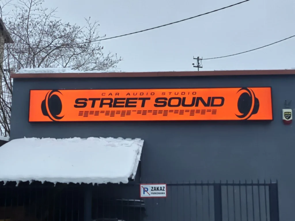 Kaseton reklamowy dla studia car audio Street Sound, montaż Warszawa