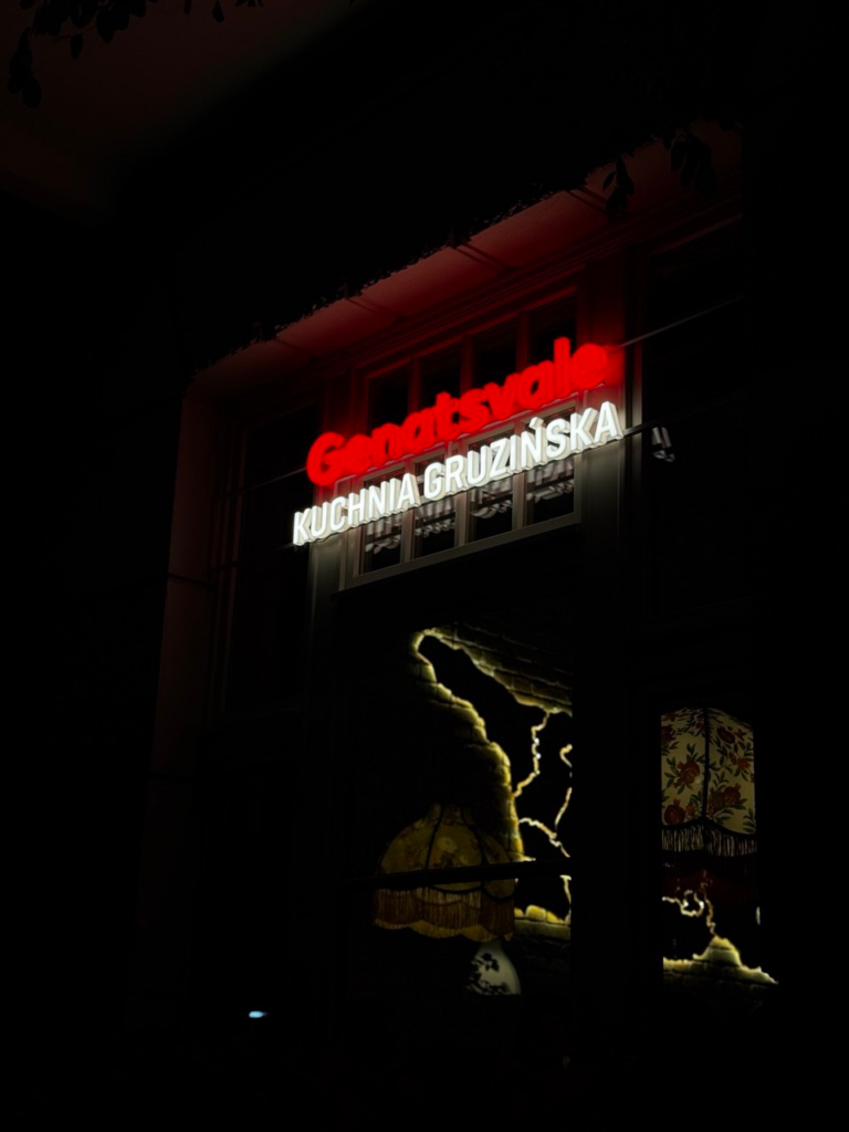 Litery przestrzenne 3D dla restauracji, produkcja i montaż Warszawa
