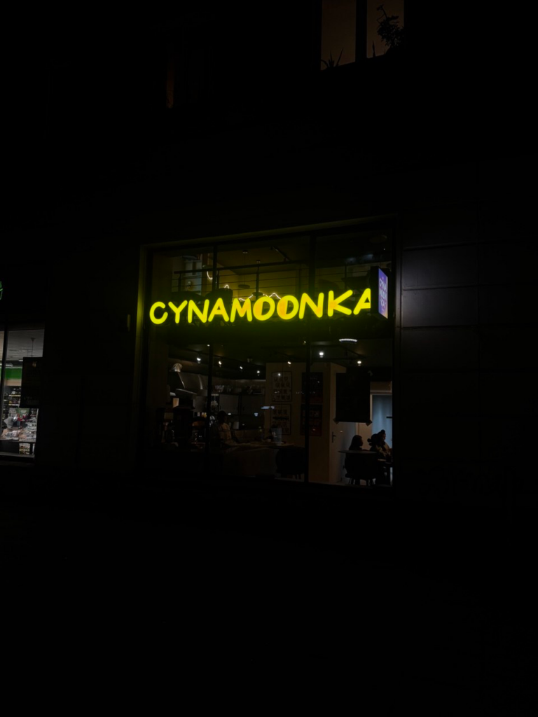 Litery przestrzenne na metalowej ramie konstrukcyjnej, Warszawa