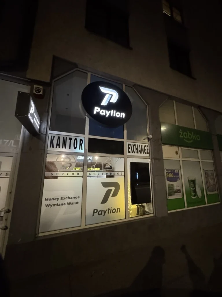 Wymiana baneru w owalnym kasetonie świetlnym dla kantoru Paytion, Warszawa